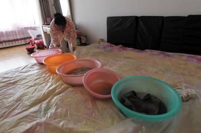 宝应楼上漏水，住户失联，小区没物管，业主维权难！律师来支招……